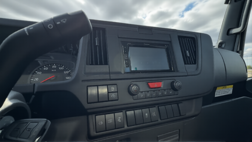 Écran digital multimédia 6,8"